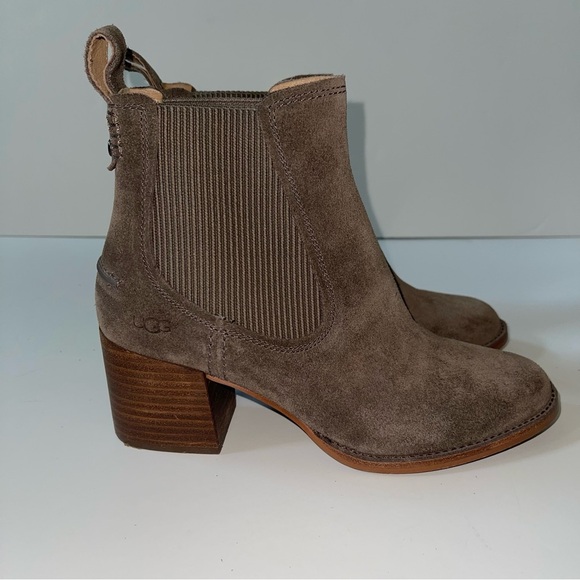 UGG FAYE CHELSEA SUEDE BOOTIE IN MYSTERIOUS BROWN SIZE 8 - Picture 1 of 10